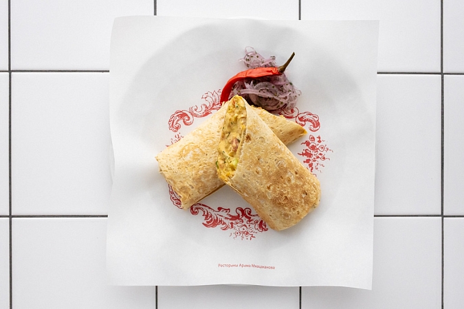 Шаверма по нашему рецепту: в тонком лаваше, с курицей и салатом, в легком соусе на кефире