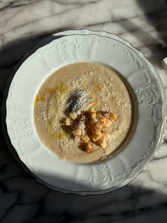 Крем-суп из цветной капусты с тапенадом из оливок и анчоусов