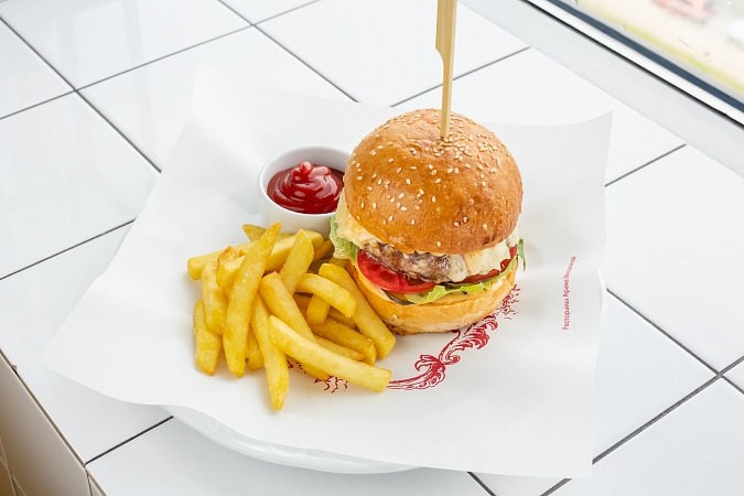 Наш фирменный бургер, приготовленный на гриле Big Grenn Egg