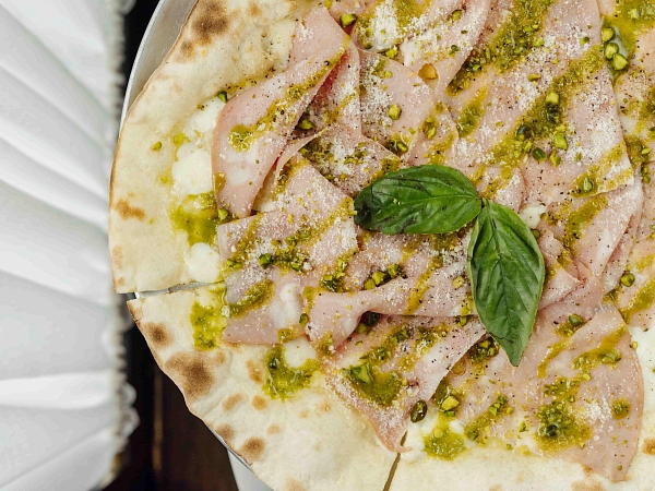 Пицца мортаделла и фисташки