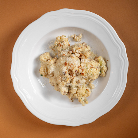 Запеченная цветная капуста с соусом из анчоусов