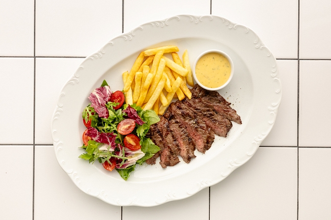 Тальята ди манзо на гриле с картошкой фри и соусом беарнез