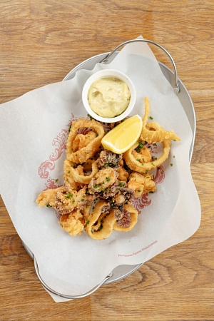 Фритто мисто из хрустящих морепродуктов с айоли