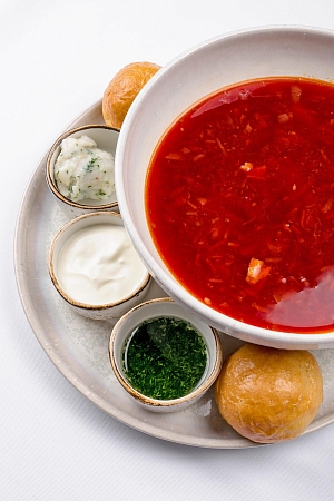 Украинский борщ с пампушками, салом и чесноком