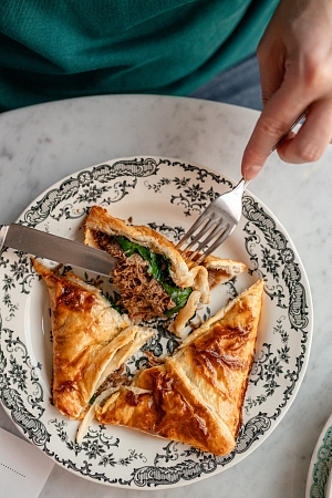 Пеновани с ягненком, шпинатом и кинзой