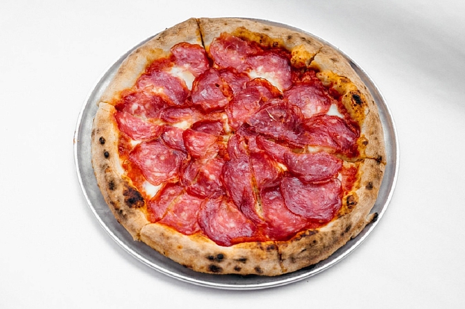 Без глютена пицца салями