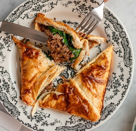 Пеновани, хачапури из слоеного теста с ягненком и кинзой