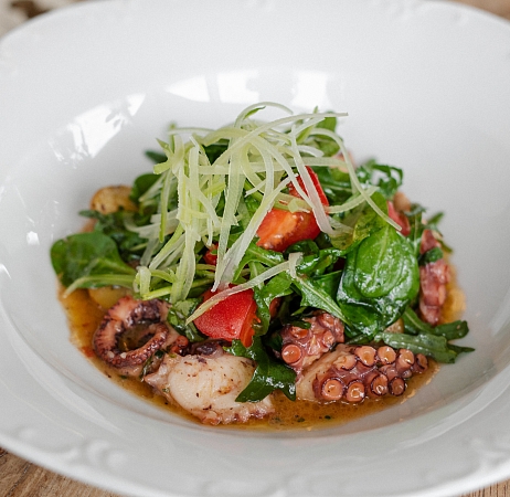 Салат с осьминогом