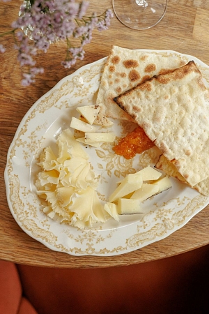 Тарелка с сырами дня