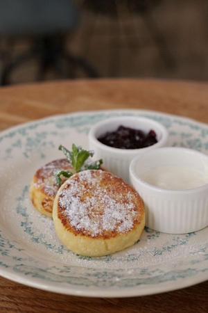 Сырники со сметаной и вареньем