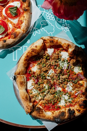 Без глютена пицца с калабрийским тунцом, красным луком и каперсами