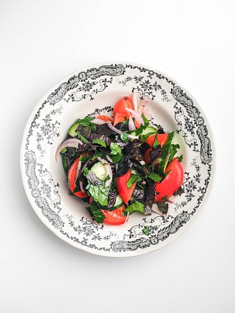 Грузинский салат со свежими огурцами, помидорами, зеленью и кахетинским маслом