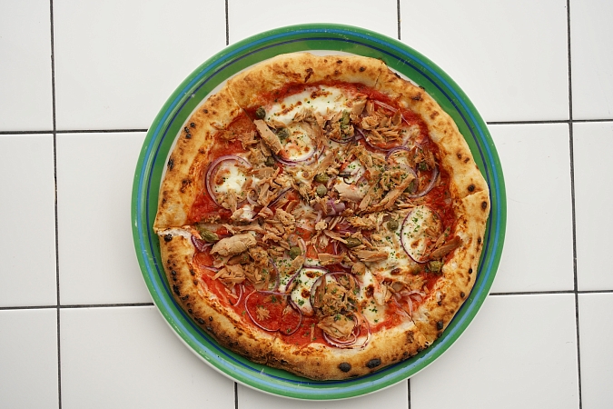 Тунец Callipo из Калабрии, красный лук и каперсы с о-ва Пантеллерия