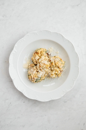 Запеченная цветная капуста с соусом из анчоусов