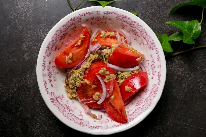 Легендарная закуска - маринованные джонджоли с красным луком, помидорами и кахетинским маслом