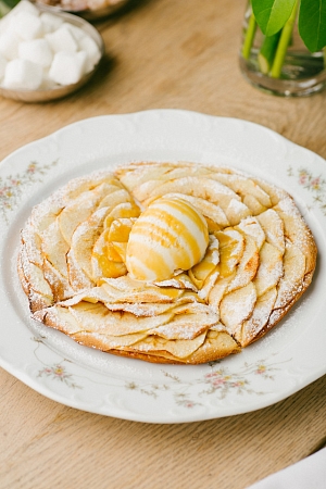 Горячий яблочный тарт с шариком домашнего пломбира