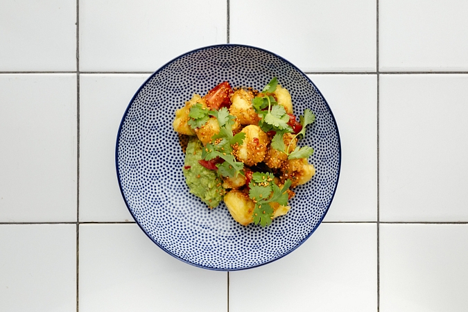 Хрустящие баклажаны с мятным чили и помидорами