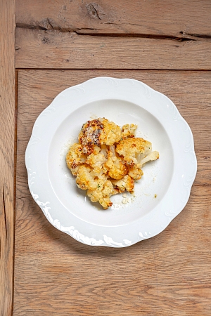 Запеченная цветная капуста с соусом из анчоусов