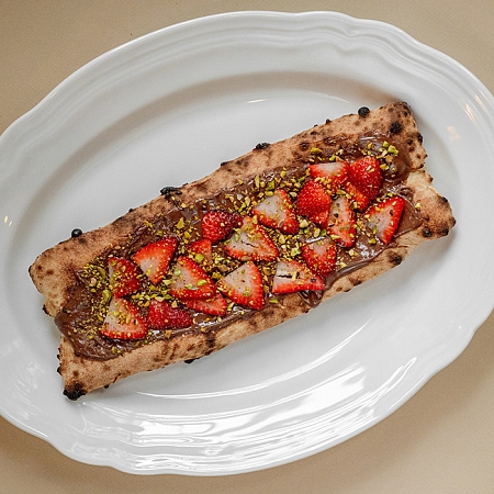 Сладкая пицца с нутеллой и фисташками