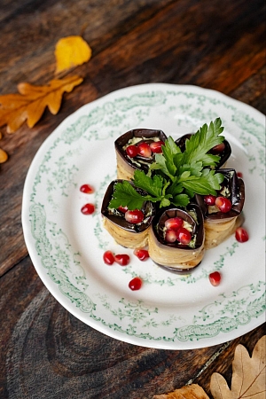 Рулетики из баклажанов с грецкими орехами